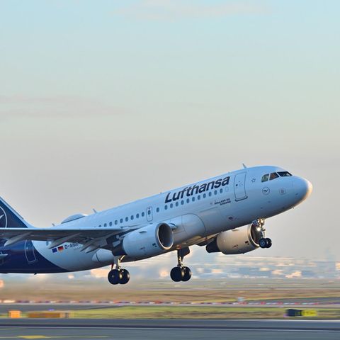 Flugzeug von der Lufthansa hebt ab