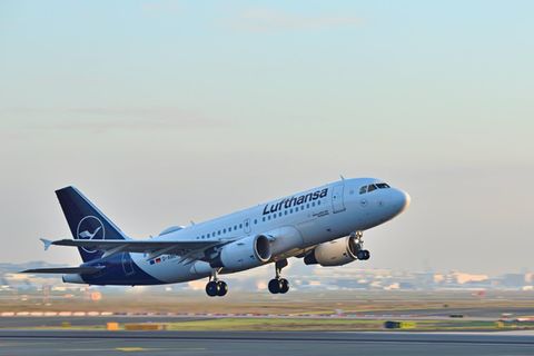 Flugzeug von der Lufthansa hebt ab