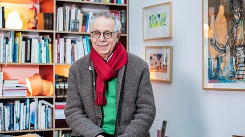 Dieter Kosslick fotografiert bei sich zu Hause in Berlin