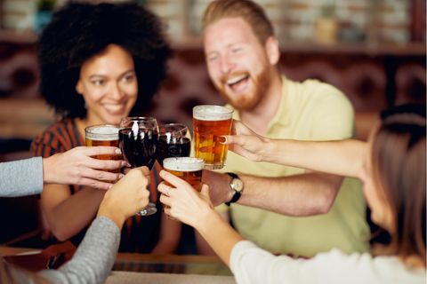 Eine Gruppe stößt mit Wein und Bier an