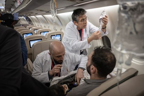 Zum Glück gab es im Flieger fähige Helfer (Symbolbild)