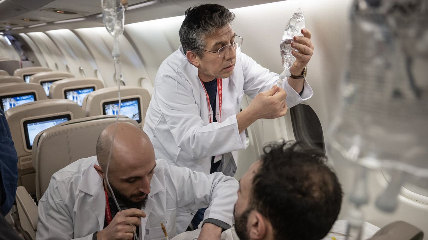 Zum Glück gab es im Flieger fähige Helfer (Symbolbild)