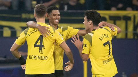 Spieler von Borussia Dortmund feiern. Im Achtelfinal der Champions League wartet nun Chelsea