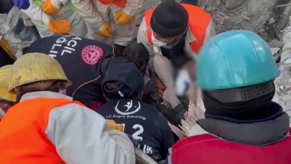 Helfer retten 65-Jährigen nach acht Tagen aus Trümmern