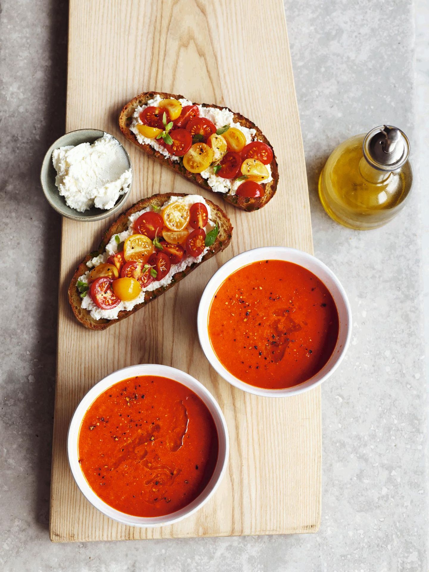 Tanas Paprikasuppe mit Ricotta-Tomaten-Bruschetta