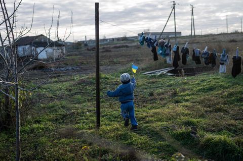 Ein Kind mit Ukraine-Flagge. Russland soll Tausende Kinder verschleppt haben
