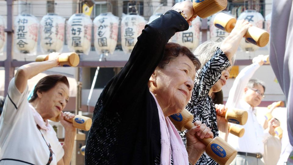 Ältere Japanerinnen machen Sport im freien