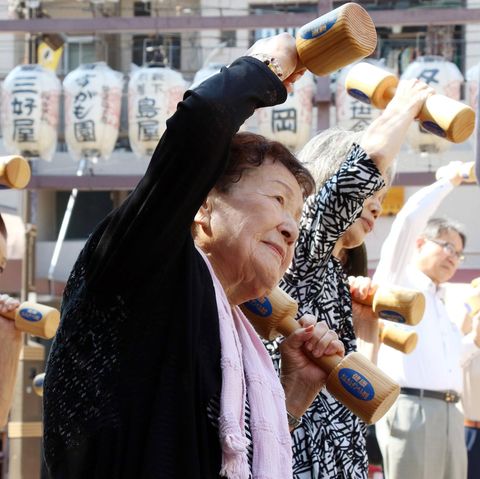 Ältere Japanerinnen machen Sport im freien