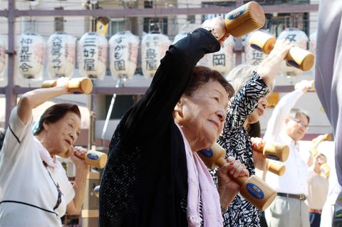 Ältere Japanerinnen machen Sport im freien