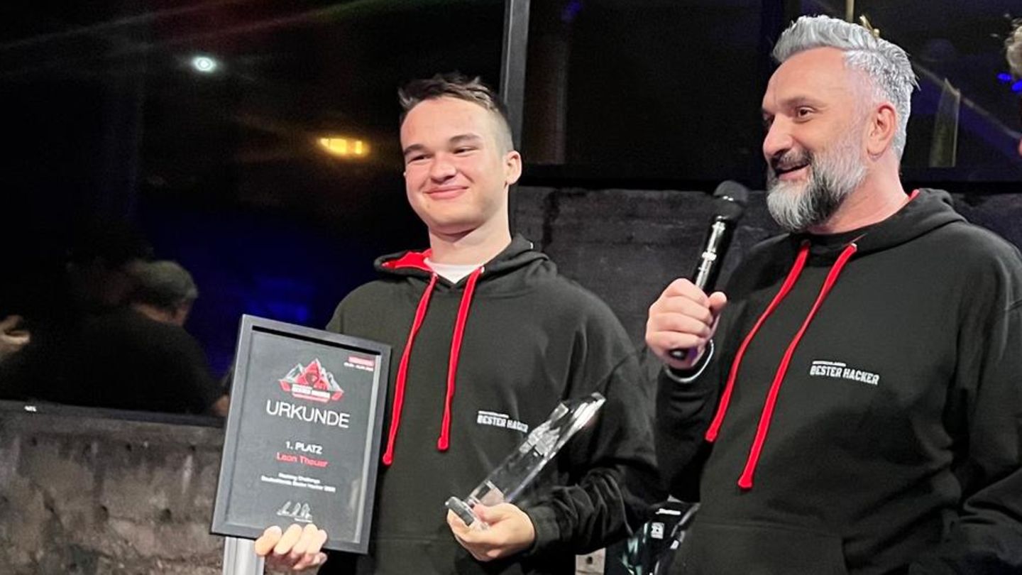 Leon Theuer (links bei der Preisverleihung zum "Besten Hacker Deutschlands"