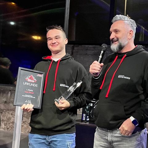 Leon Theuer (links bei der Preisverleihung zum "Besten Hacker Deutschlands"