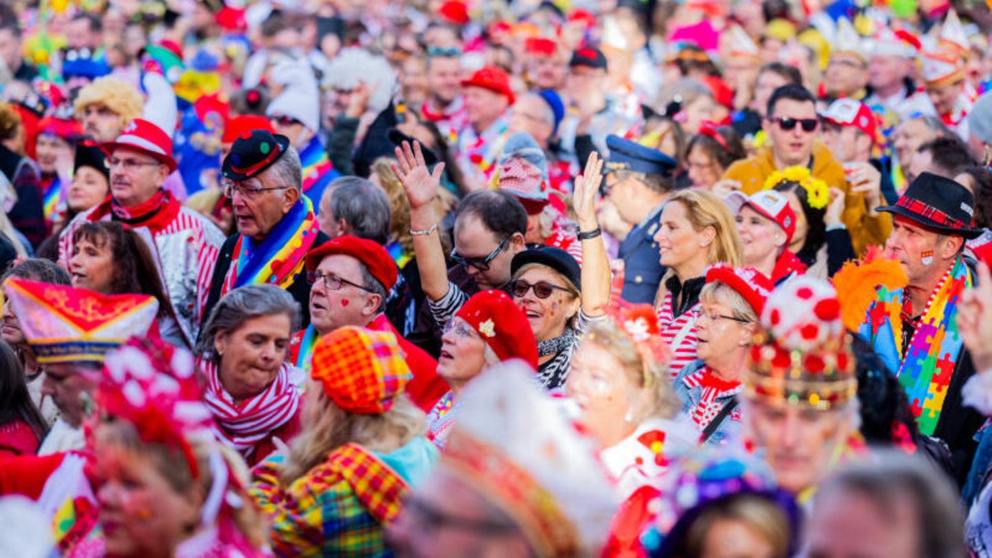 Jecke zum Auftakt der Karnevalssession  am 11.11. auf dem Kölner Heumarkt Jecke zum Auftakt der Karnevalssession  am 11.11. auf dem Kölner Heumarkt