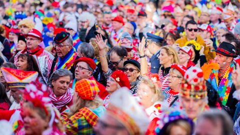 Jecke zum Auftakt der Karnevalssession  am 11.11. auf dem Kölner Heumarkt