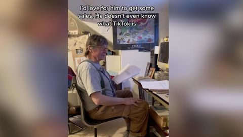 Elf Jahre nachdem Richards sein Buch schrieb, geht dieses auf TikTok viral und er wird über Nacht zum Bestseller-Autor.