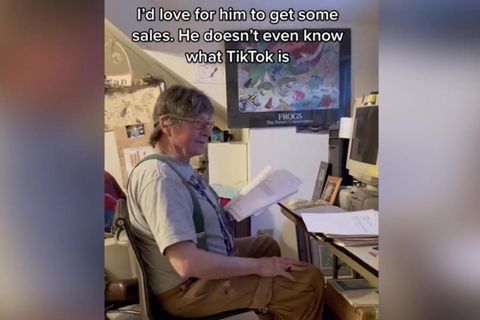 Elf Jahre nachdem Richards sein Buch schrieb, geht dieses auf TikTok viral und er wird über Nacht zum Bestseller-Autor.