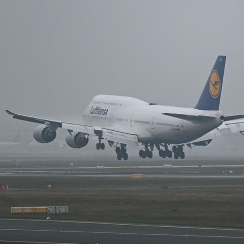 Eine Lufthansa-Maschine am Flughafen Frankfurt