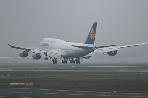 Eine Lufthansa-Maschine am Flughafen Frankfurt