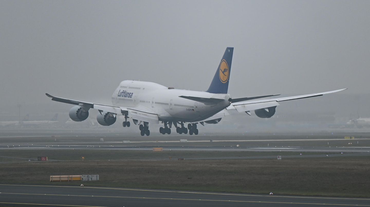 Eine Lufthansa-Maschine am Flughafen Frankfurt
