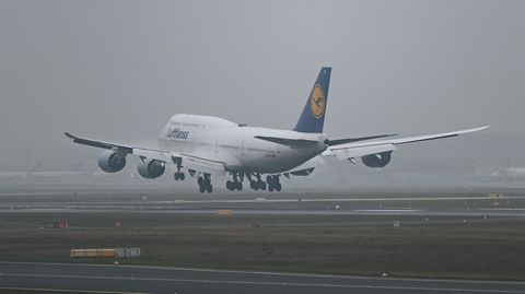 Eine Lufthansa-Maschine am Flughafen Frankfurt
