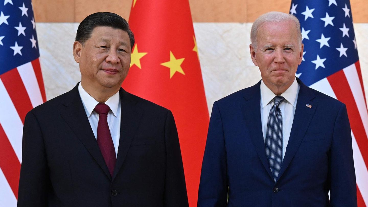 Leicht verkrampft: US-Präsident Joe Biden (r.), und der chinesische Präsident Xi Jinping beim G20-Gipfel im November 2022 Leicht verkrampft: US-Präsident Joe Biden (r.), und der chinesische Präsident Xi Jinping beim G20-Gipfel im November 2022