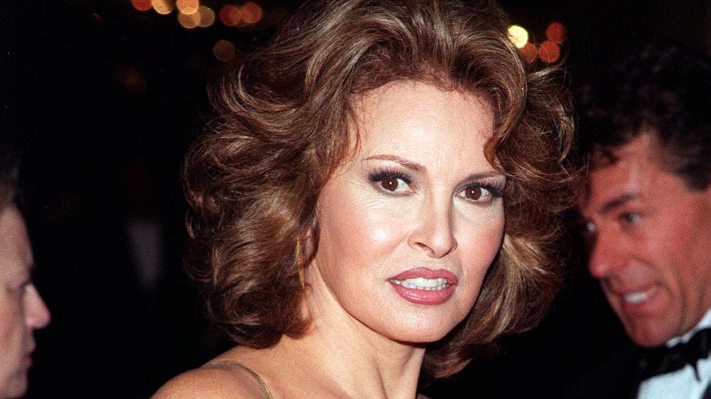 Das Bild zeigt Raquel Welch im Jahr 1998. Sie drehte bis ins hohe Alter Filme.