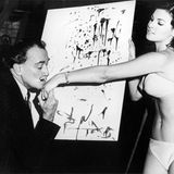 Dem spanischen Maler Salvador Dali stand Raquel Welch 1966 im Schaufenster eines New Yorker Geschäftes öffentlichkeitswirksam Modell.