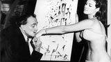 Dem spanischen Maler Salvador Dali stand Raquel Welch 1966 im Schaufenster eines New Yorker Geschäftes öffentlichkeitswirksam Modell.