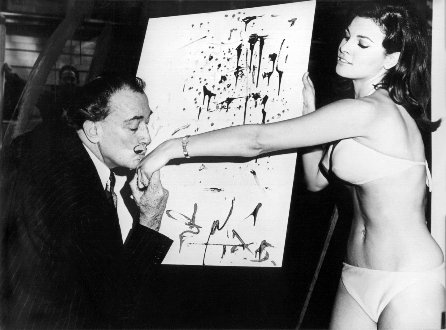 Dem spanischen Maler Salvador Dali stand Raquel Welch 1966 im Schaufenster eines New Yorker Geschäftes öffentlichkeitswirksam Modell.