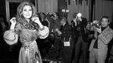 Im Blitzlichtgewitter fühlte sie sich wohl: Raquel Welch wird im Jahr 1970 in Paris von Fotografen umschwärmt.