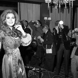 Im Blitzlichtgewitter fühlte sie sich wohl: Raquel Welch wird im Jahr 1970 in Paris von Fotografen umschwärmt.