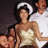 In den 80er Jahren versuchte sie sich auch als Musical-Darstellerin am Broadway. Hier ist sie zusammen mit Matrosen des Flugzeugträgers USS Saipan und einigen Marinesoldaten zu sehen.