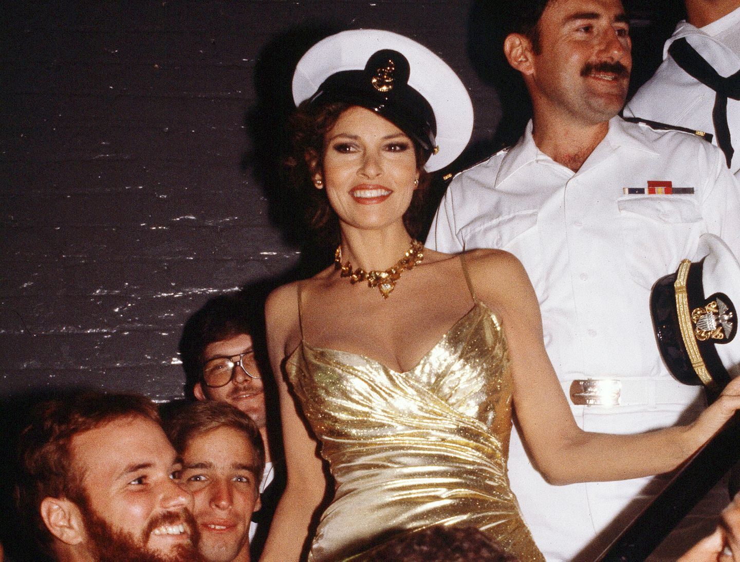 In den 80er Jahren versuchte sie sich auch als Musical-Darstellerin am Broadway. Hier ist sie zusammen mit Matrosen des Flugzeugträgers USS Saipan und einigen Marinesoldaten zu sehen.