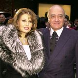 Raquel Welch als Glamour-Gast mit dem Besitzer des Harrod-Kaufhauses, Mohamed al Fayed, im Jahr 2000 in London.
