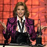 Raquel Welch bei einer Dankesrede in Beverly Hills 2001, wo sie einen Preis für ihr Lebenswerk entgegennahm.