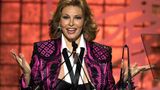 Raquel Welch bei einer Dankesrede in Beverly Hills 2001, wo sie einen Preis für ihr Lebenswerk entgegennahm.