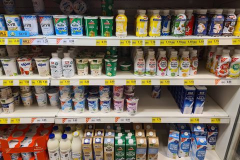 Regal mit Milchprodukten