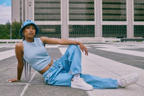 Frau im Y2K-Style mit Baggy-Jeans und Crooped-Top