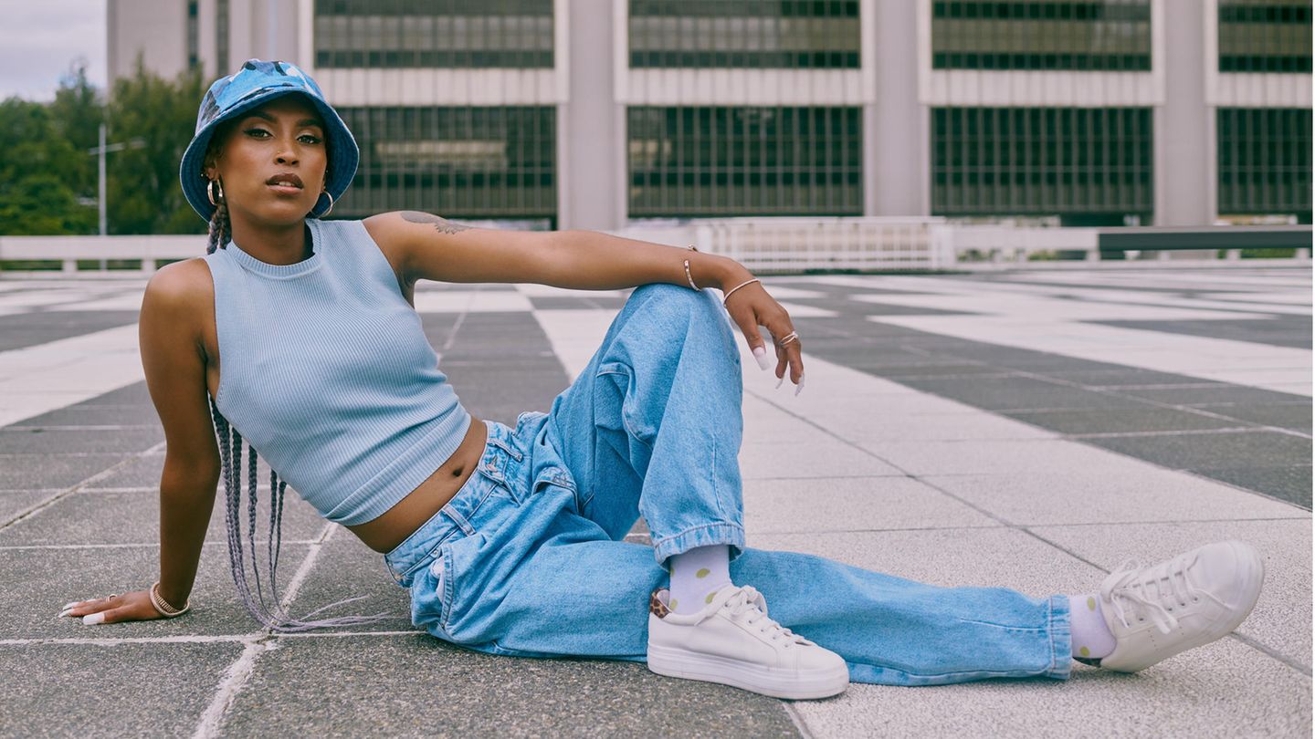 Frau im Y2K-Style mit Baggy-Jeans und Crooped-Top