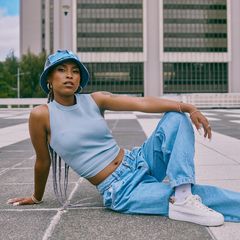 Frau im Y2K-Style mit Baggy-Jeans und Crooped-Top