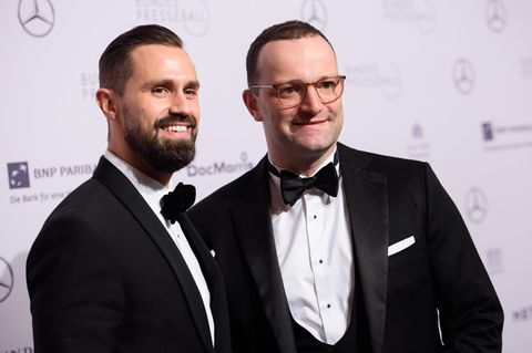 Jens Spahn (CDU, r), damaliger Bundesminister für Gesundheit, mit seinem Ehepartner Daniel Funke