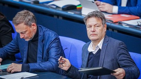 Christian Lindner (l, FDP) und Robert Habeck (Bündnis 90/Die Grünen) sitzen im Bundestag nebeneinander