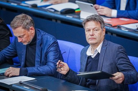 Christian Lindner (l, FDP) und Robert Habeck (Bündnis 90/Die Grünen) sitzen im Bundestag nebeneinander