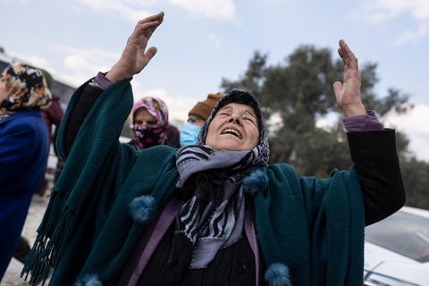Ein verzweifelt trauernde Frau im türkischen Antakya