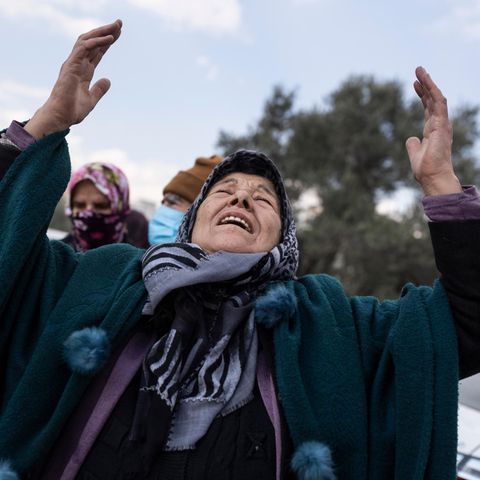 Ein verzweifelt trauernde Frau im türkischen Antakya