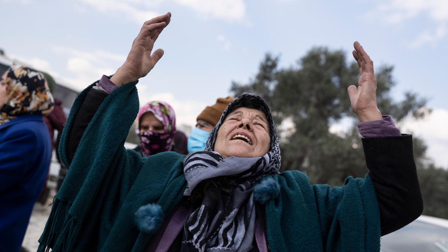 Erdbeben in der Türkei und in Syrien: Ein verzweifelt trauernde Frau im türkischen Antakya Ein verzweifelt trauernde Frau im türkischen Antakya