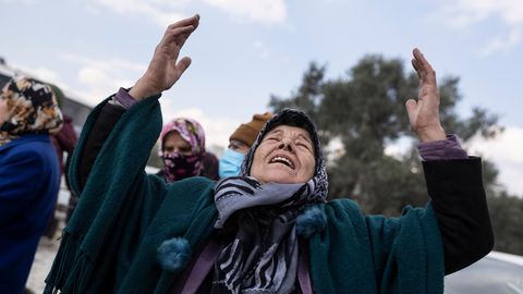Ein verzweifelt trauernde Frau im türkischen Antakya