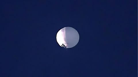 Ein Beobachtungsballon am Himmel über den USA