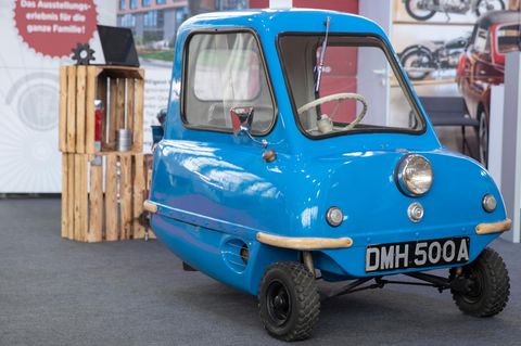 Der Peel P50, das kleinste Serienauto der Welt, ist auf einer Messe ausgestellt