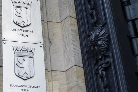 Schilder an der Fassade des Kriminalgerichts Moabit weisen die Staatsanwaltschaft Berlin und das Landgericht Berlin aus