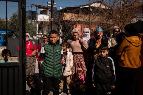 Opfer des Erdbebens in der Türkei warten vor einem Hilfsgüterdepot in Erzin